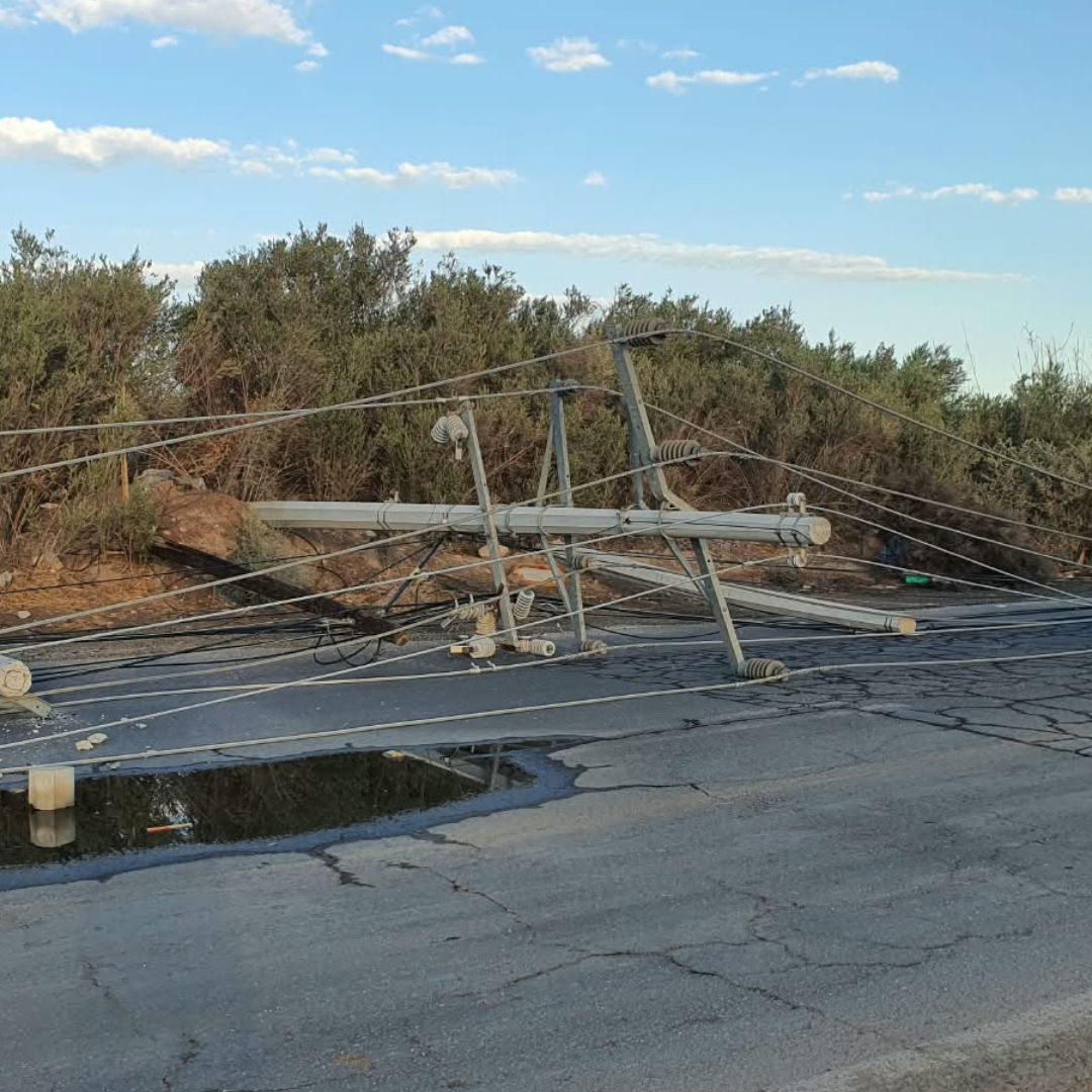 Tromba Derriba Cerca de 50 Postes en Valle de Mexicali; Vialidad Permanece Cerrada